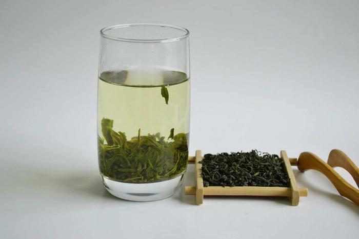 高级绿茶,特别是芽叶细嫩的名茶,应用多少度的水冲泡