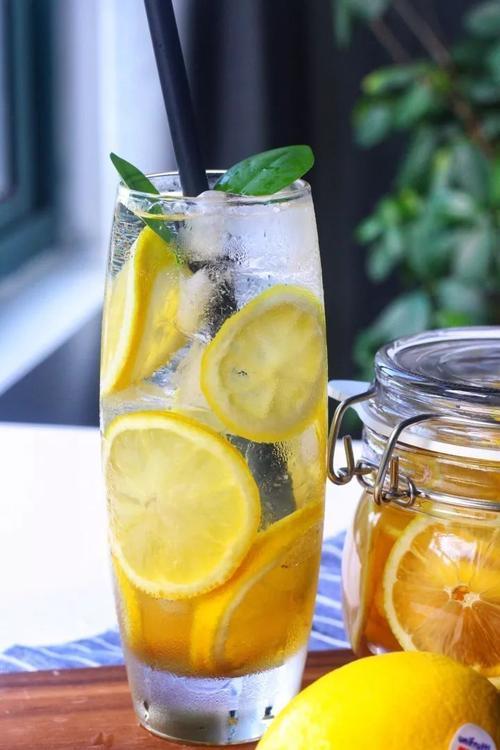 柠檬茶有什么效果,柠檬泡水喝有什么作用与功效禁忌