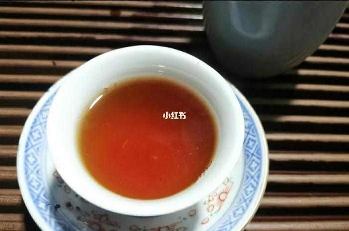 普洱熟茶茶汤上面漂浮一点白色的是什么
