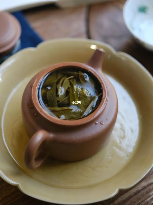 台湾乌龙茶冲泡中,滤茶时将滤网置于公道杯上,将壶中