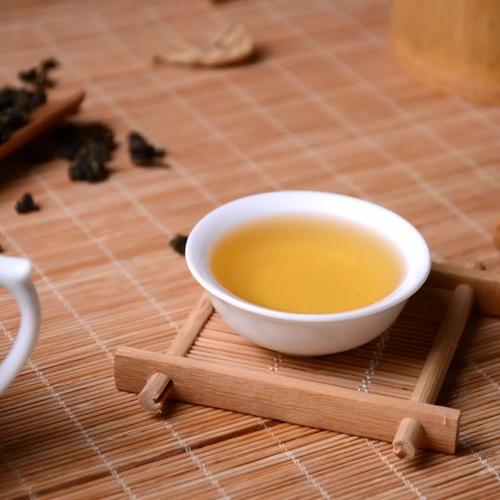 台湾乌龙茶品种,台湾乌龙茶冲泡后斟茶时执公道杯将茶汤斟入闻香